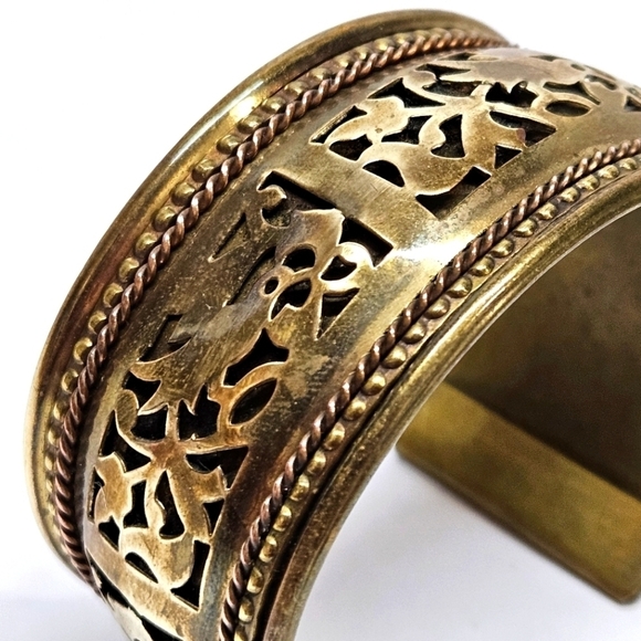 VINTAGE Pierced Metal Filigree Cuff Bracelet Made in India - Picture 2 of 8